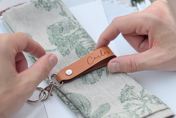Clauer de cuir personalitzat amb frase especial per a regalar al vostre padr&iacute;i el dia del casament